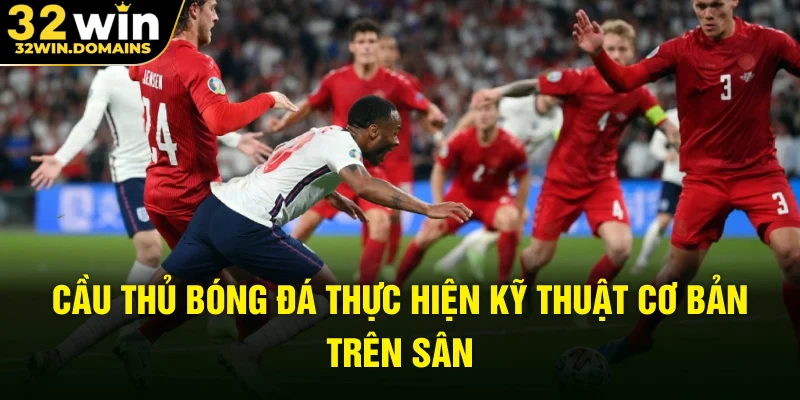 Cầu thủ bóng đá thực hiện kỹ thuật cơ bản trên sân