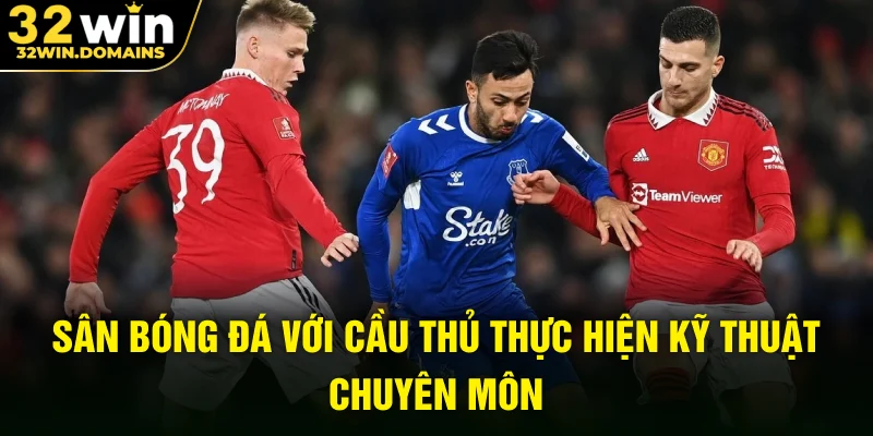 Sân bóng đá với cầu thủ thực hiện kỹ thuật chuyên môn